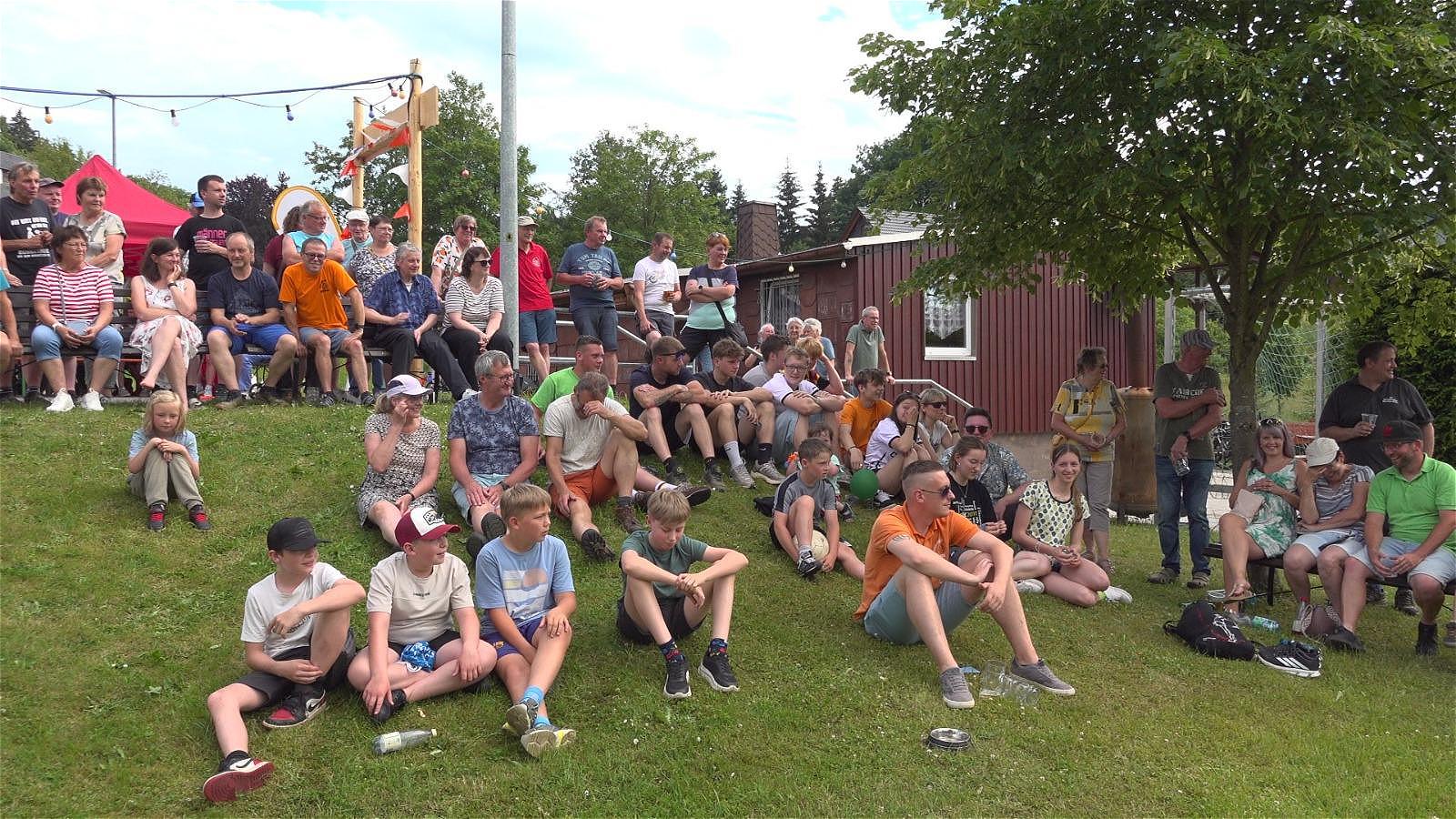 Besucher beim Holzhauer Dorffest 2026 auf dem Festplatz