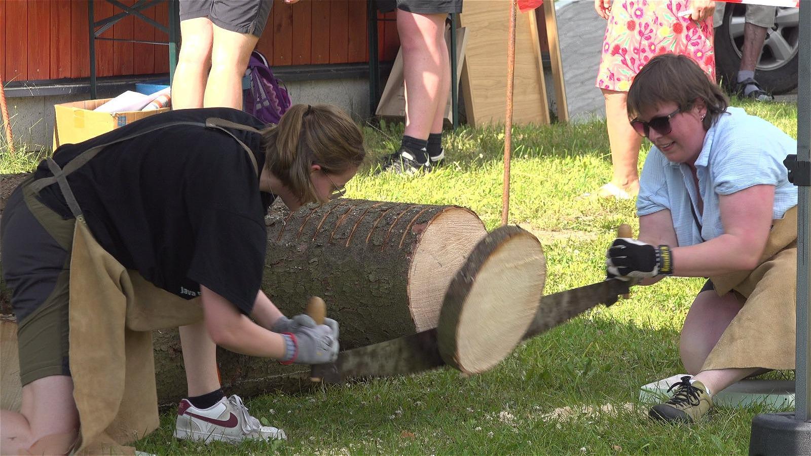 Zwei Teilnehmerinnen beim traditionellen Holzsägewettbewerb des Holzhauer Dorffestes 2026