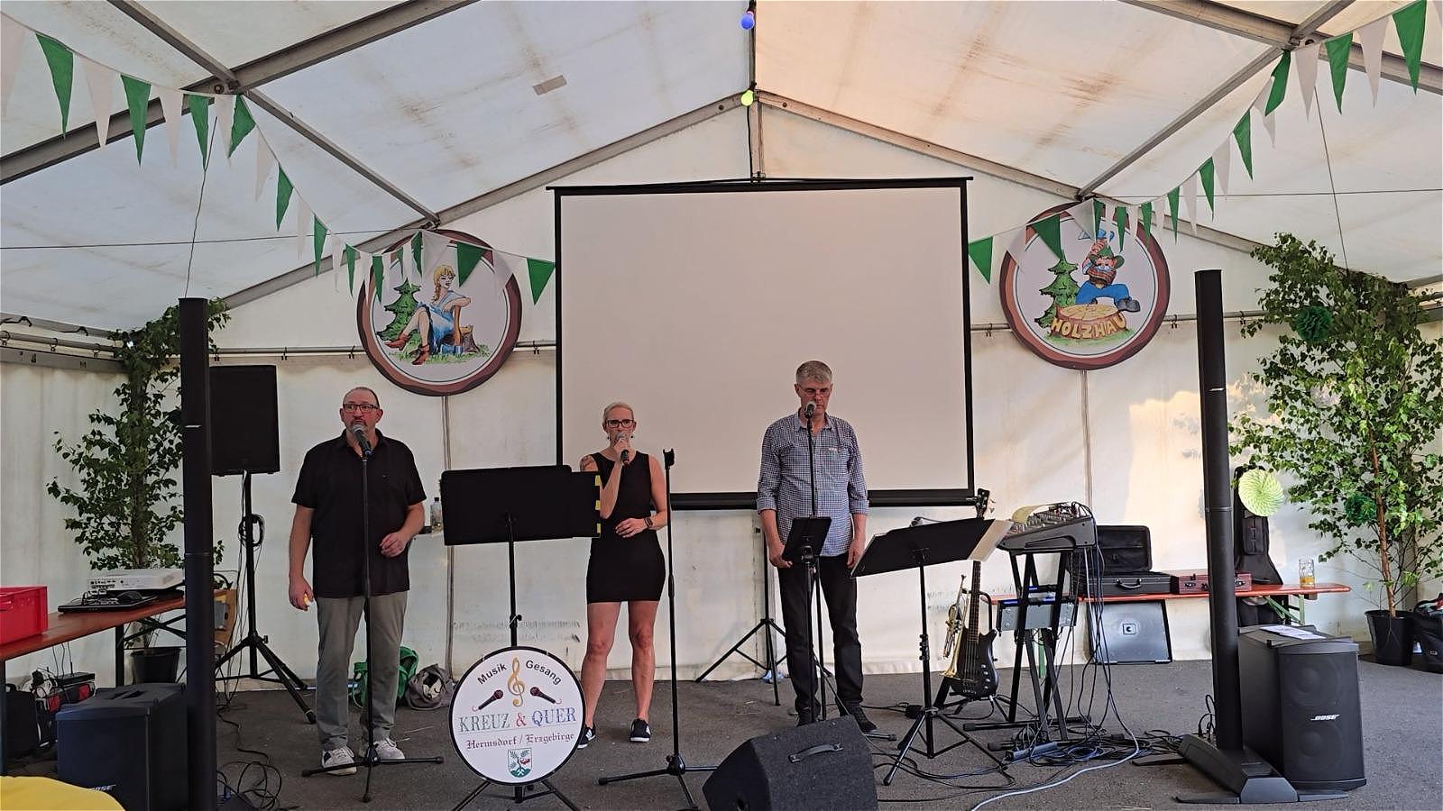 Die Musikgruppe Kreuz & Quer aus Hermsdorf beim Auftritt im Festzelt des Holzhauer Dorffestes 2026