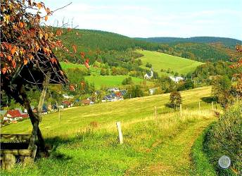 Blick auf die Kirche im strahlenden Herbst, Siegmar Wagner